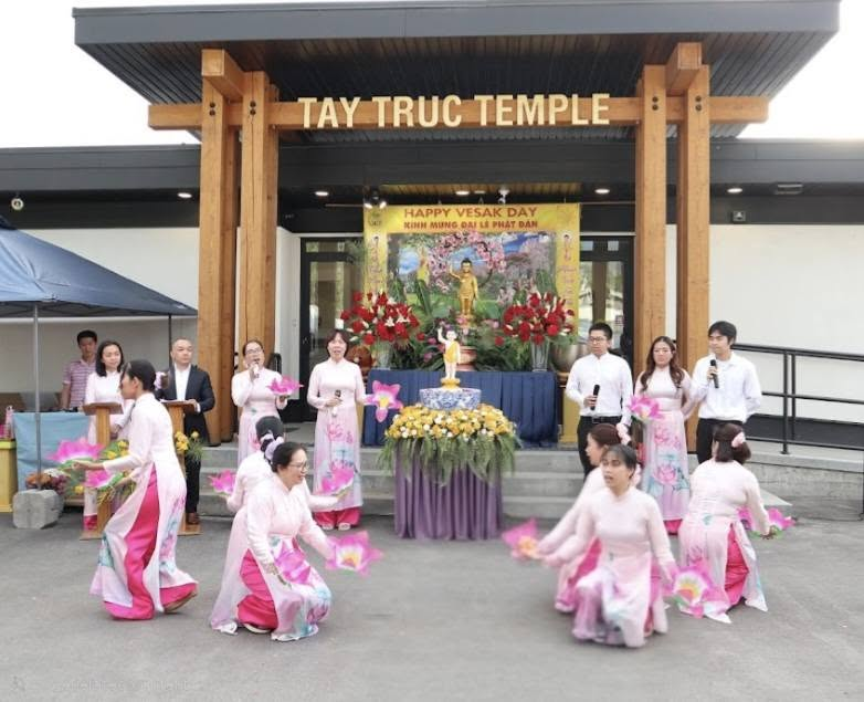 Múa dâng hoa mừng Phật Đản